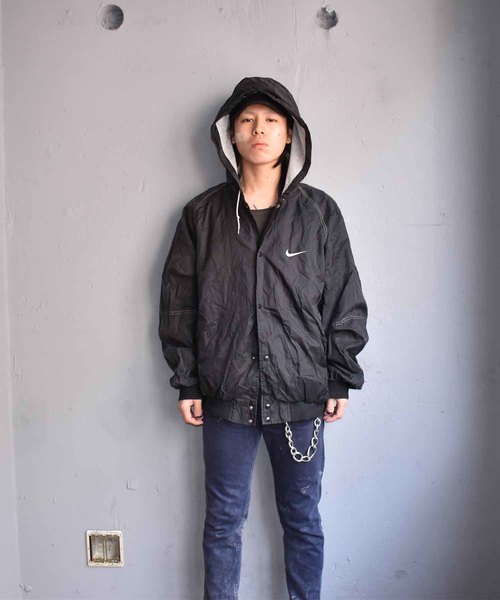 Nike ナイロンジャケット フード付き 黒 Nike フード付きナイロンジャケット L ブラック ブラック（黒