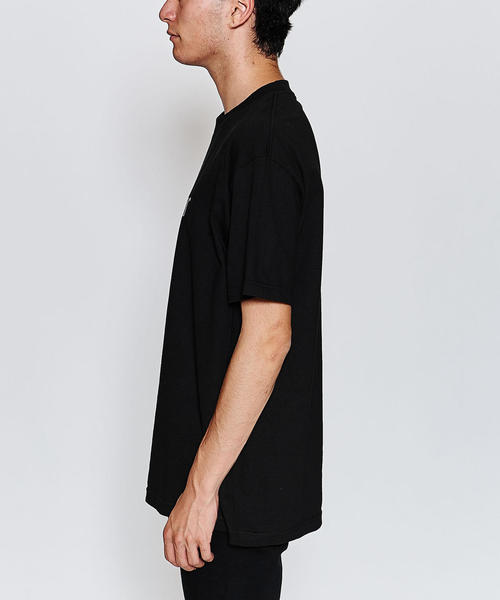 PLEASURES（プレジャー）の「＜PLEASURES＞ LOGO EMBRO TEE/Tシャツ（Tシャツ/カットソー・メンズ・ホワイト/ブラック・MEDIUM/LARGE）」の8枚目の写真