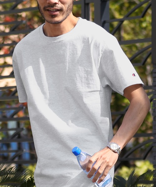 Champion(チャンピオン)の「Champion チャンピオン ロゴ ワッペン 無地 ベーシック オーバーサイズ 半袖 クルーネック Tシャツ(Tシャツ/カットソー・メンズ・ブラック/グレー/ホワイト/レッド/オレンジ/パープル/ダークグリーン/ネイビー/ゴールド/マルーン/ロイヤルブルー/チャコールグレー/アッシュグレー・MEDIUM/LARGE/X-LARGE/SMALL/XX-LARGE/XXX-LARGE)」の4枚目の写真