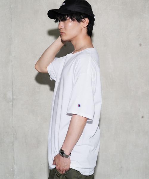 Champion(チャンピオン)の「Champion チャンピオン ロゴ ワッペン 無地 ベーシック オーバーサイズ 半袖 クルーネック Tシャツ(Tシャツ/カットソー・メンズ・ブラック/グレー/ホワイト/レッド/オレンジ/パープル/ダークグリーン/ネイビー/ゴールド/マルーン/ロイヤルブルー/チャコールグレー/アッシュグレー・MEDIUM/LARGE/X-LARGE/SMALL/XX-LARGE/XXX-LARGE)」の14枚目の写真