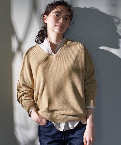 AMERICAN HOLIC（アメリカンホリック）の「Vネック肩落ちゆるニットプルオーバー  ＊（ニット/セーター・レディース・ネイビー/サックスブルー/イエロー/アイボリー/ラベンダー/その他7・M/L）」の5枚目の写真