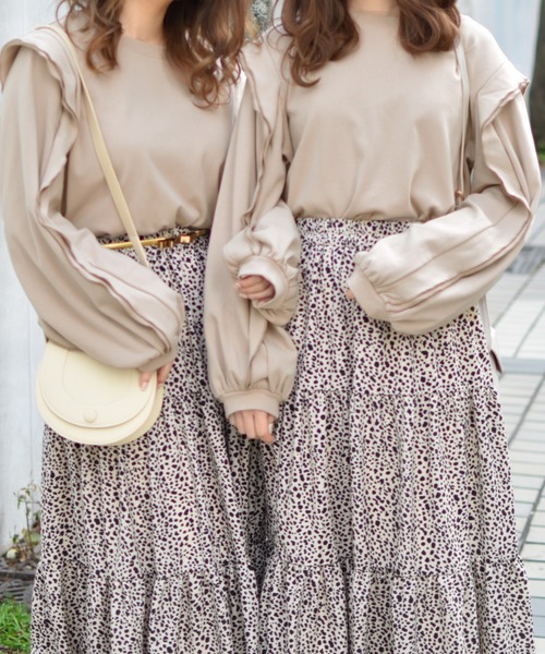 PairPair(ペアペア)の「袖ボリュームフリル付プルオーバー(スウェット・レディース・グレイッシュベージュ/モカ・FREE)」の1枚目の写真