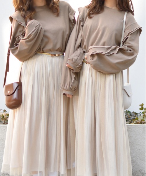 PairPair(ペアペア)の「袖ボリュームフリル付プルオーバー(スウェット・レディース・グレイッシュベージュ/モカ・FREE)」の2枚目の写真