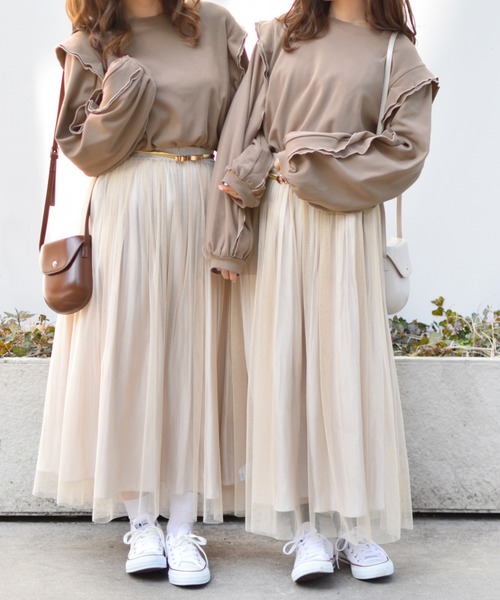 PairPair(ペアペア)の「袖ボリュームフリル付プルオーバー(スウェット・レディース・グレイッシュベージュ/モカ・FREE)」の4枚目の写真