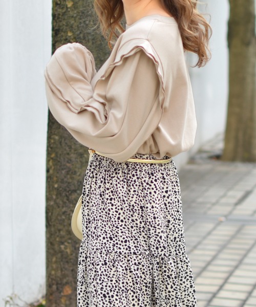 PairPair(ペアペア)の「袖ボリュームフリル付プルオーバー(スウェット・レディース・グレイッシュベージュ/モカ・FREE)」の7枚目の写真