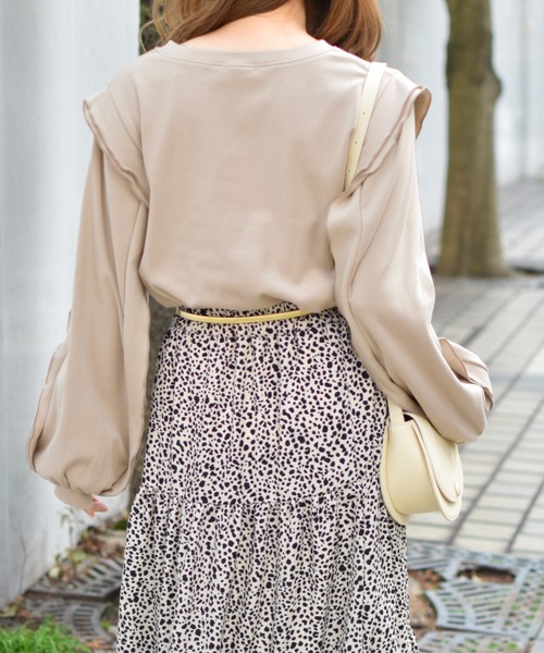 PairPair(ペアペア)の「袖ボリュームフリル付プルオーバー(スウェット・レディース・グレイッシュベージュ/モカ・FREE)」の8枚目の写真