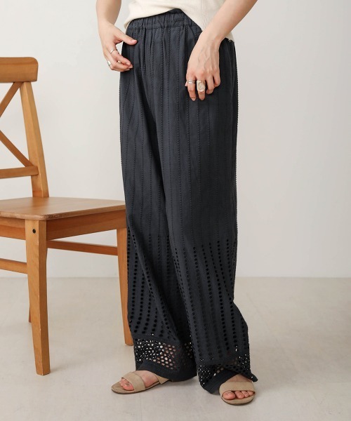 Bab（バブ）の「【WEB限定】コットンレースミックスパンツ（その他パンツ・レディース・ブラウン/オフホワイト/チャコールグレー・38）」の2枚目の写真