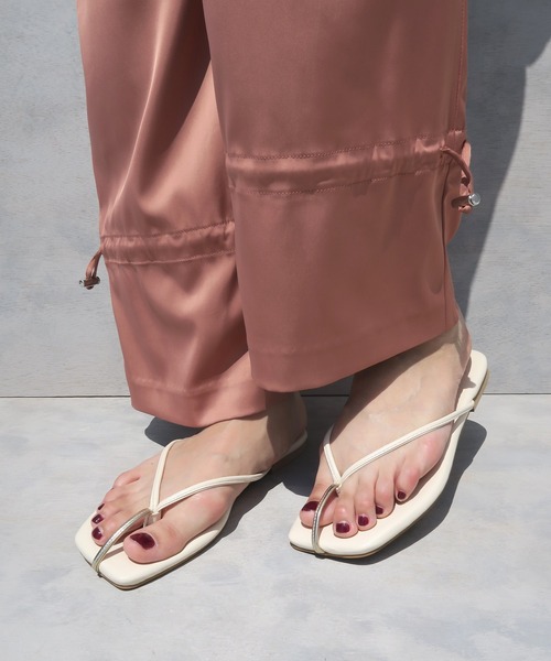 mio notis(ミオノティス)の「トゥポイントトングフラットサンダル(サンダル・レディース・ホワイト系その他/グレイッシュベージュ/ブラック・38/36/37/39)」の2枚目の写真