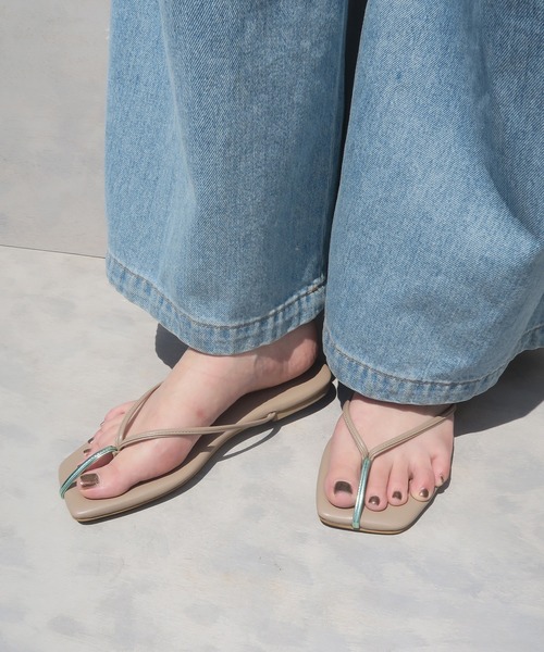 mio notis(ミオノティス)の「トゥポイントトングフラットサンダル(サンダル・レディース・ホワイト系その他/グレイッシュベージュ/ブラック・38/36/37/39)」の3枚目の写真