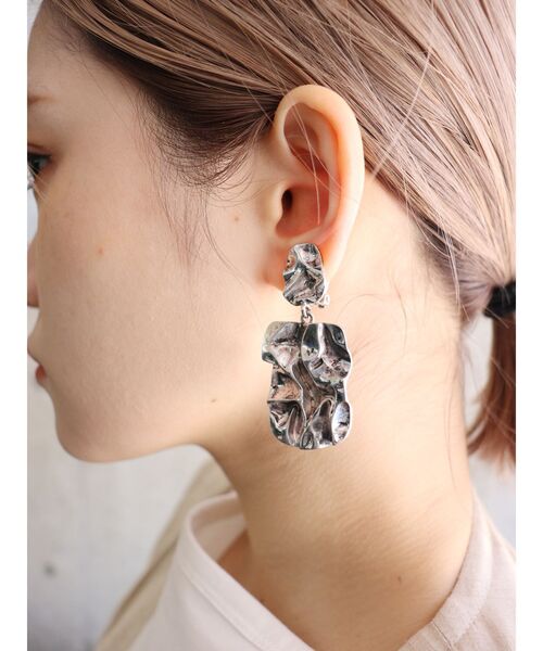 MURUA（ムルーア）の「クラッシュメタルプレートイヤリング（ピアス（両耳用）・レディース・ゴールド/シルバー・FREE）」の2枚目の写真