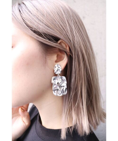 MURUA（ムルーア）の「クラッシュメタルプレートイヤリング（ピアス（両耳用）・レディース・ゴールド/シルバー・FREE）」の3枚目の写真