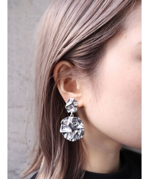 MURUA（ムルーア）の「クラッシュメタルプレートイヤリング（ピアス（両耳用）・レディース・ゴールド/シルバー・FREE）」の4枚目の写真