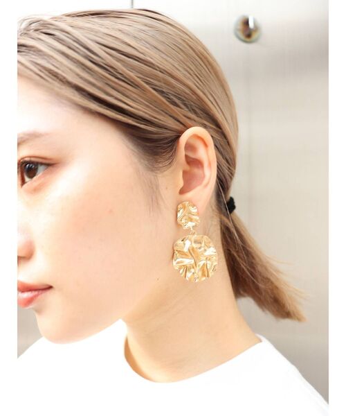 MURUA（ムルーア）の「クラッシュメタルプレートイヤリング（ピアス（両耳用）・レディース・ゴールド/シルバー・FREE）」の5枚目の写真