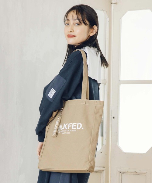 MILKFED.(ミルクフェド)の「STENCIL SQUARE TOTE BAG(トートバッグ・レディース・ホワイト/ブラック/ベージュ・ONE SIZE)」の4枚目の写真
