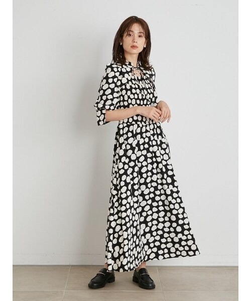 SNIDEL（スナイデル）の「デコルテオープンドットプリントワンピース（ワンピース・レディース・アイボリー/グリーン/ブラック・00/0/2/1）」の13枚目の写真