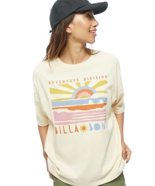 BILLABONG(ビラボン)の「BILLABONG レディース 【A/Div.】 ADIV SS TEE Tシャツ 【2022年春夏モデル】/ビラボン半袖Tシャツ(Tシャツ/カットソー・レディース・オリーブ/オフホワイト/ピンク・MEDIUM/LARGE)」の1枚目の写真