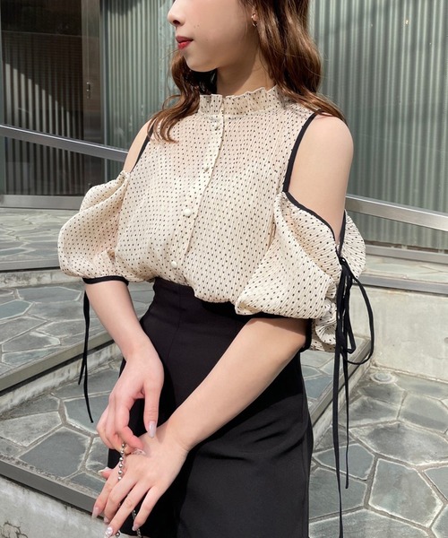 one after another NICE CLAUP(ワンアフターアナザーナイスクラップ)の「肩リボンマルチウェイブラウス(シャツ/ブラウス・レディース・ドット/オフホワイト/ブラック/ピンク系その他・FREE)」の4枚目の写真