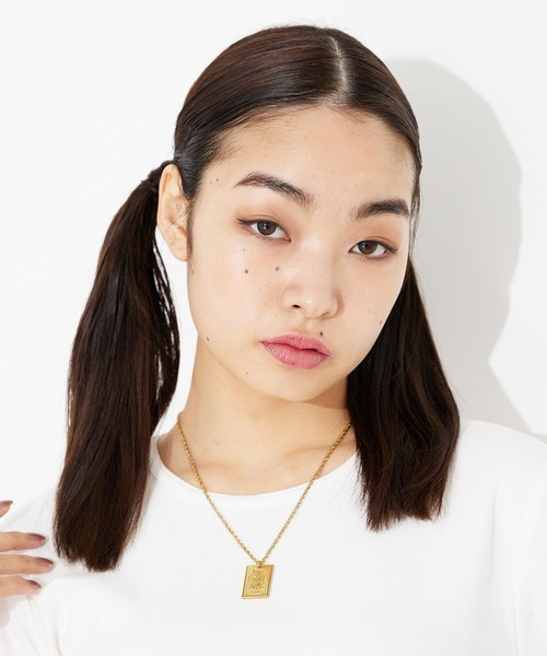 X-girl(エックスガール)の「OLD ENGLISH LOGO PLATE NECKLACE(ネックレス・レディース・シルバー/ゴールド・ONE SIZE)」の1枚目の写真