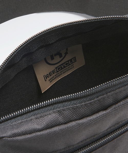 Reebok（リーボック）の「トレーニング エッセンシャルズ ジップ ウエスト バッグ / Training Essentials Zip Waist Bag（ボディバッグ/ウエストポーチ・レディース・ブラック・FREE）」の3枚目の写真