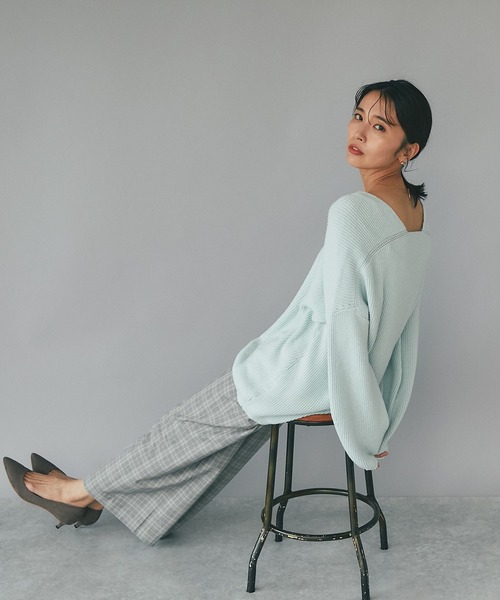 RIVE DROITE（リヴドロワ）の「女性らしさのあるフォルムで着映えする/カタアゼVネックバルーンニット（ニット/セーター・レディース・オフホワイト/ピンク/ライトグレー/サックスブルー・FREE）」の9枚目の写真