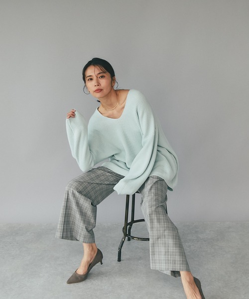 RIVE DROITE（リヴドロワ）の「女性らしさのあるフォルムで着映えする/カタアゼVネックバルーンニット（ニット/セーター・レディース・オフホワイト/ピンク/ライトグレー/サックスブルー・FREE）」の6枚目の写真