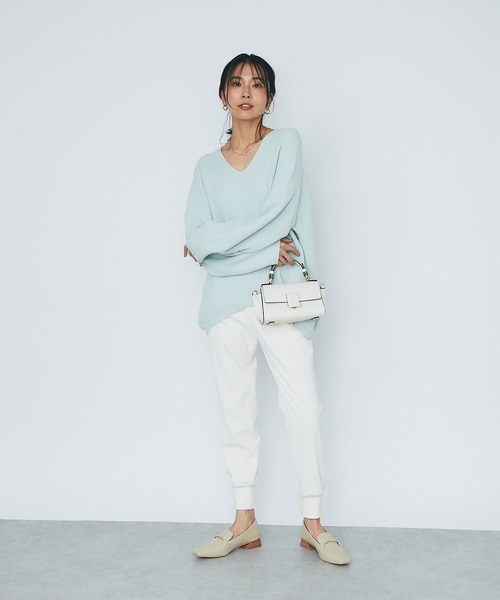 RIVE DROITE（リヴドロワ）の「女性らしさのあるフォルムで着映えする/カタアゼVネックバルーンニット（ニット/セーター・レディース・オフホワイト/ピンク/ライトグレー/サックスブルー・FREE）」の12枚目の写真