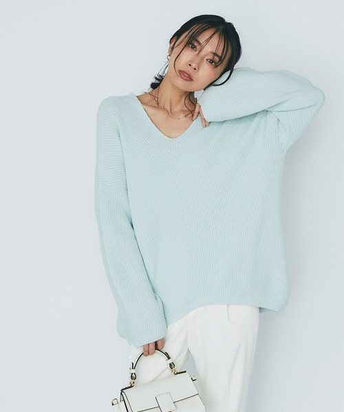 RIVE DROITE（リヴドロワ）の「女性らしさのあるフォルムで着映えする/カタアゼVネックバルーンニット（ニット/セーター・レディース・オフホワイト/ピンク/ライトグレー/サックスブルー・FREE）」の10枚目の写真