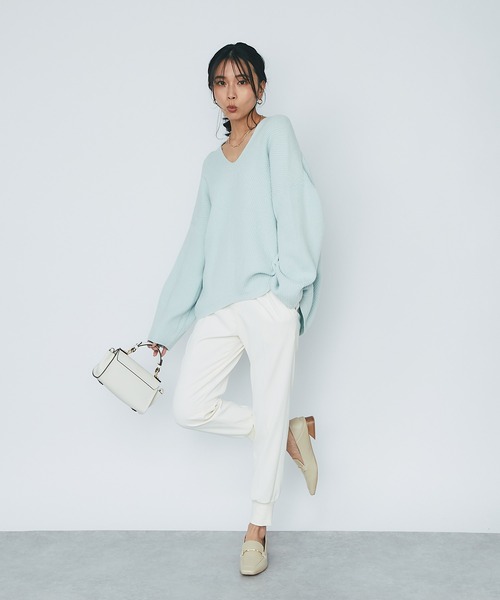 RIVE DROITE（リヴドロワ）の「女性らしさのあるフォルムで着映えする/カタアゼVネックバルーンニット（ニット/セーター・レディース・オフホワイト/ピンク/ライトグレー/サックスブルー・FREE）」の11枚目の写真