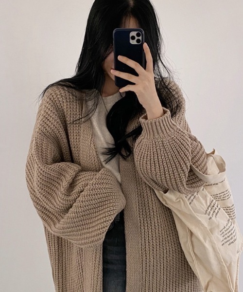 コーデに温もりを与える。ドロップショルダーロングカーディガン