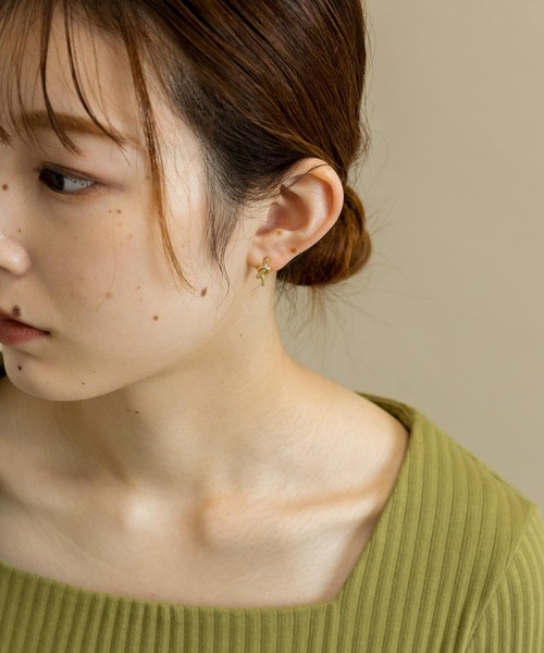 SMELLY(スメリー)の「ネジリメタルミニピアス(ピアス(両耳用)・レディース・ゴールド・-)」の3枚目の写真