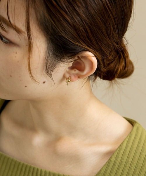 SMELLY(スメリー)の「ネジリメタルミニピアス(ピアス(両耳用)・レディース・ゴールド・-)」の4枚目の写真