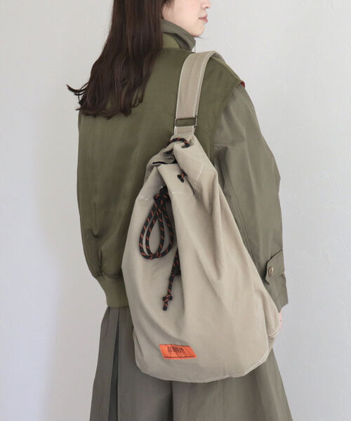 UNIVERSAL OVERALL（ユニバーサルオーバーオール）の「【UNIVERSAL OVERALL/ユニバーサルオーバーオール】TCワンショルビッグポーチ UVO-154（ショルダーバッグ・レディース・ブラック/ベージュ・FREE）」の2枚目の写真