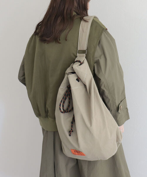 UNIVERSAL OVERALL（ユニバーサルオーバーオール）の「【UNIVERSAL OVERALL/ユニバーサルオーバーオール】TCワンショルビッグポーチ UVO-154（ショルダーバッグ・レディース・ブラック/ベージュ・FREE）」の4枚目の写真