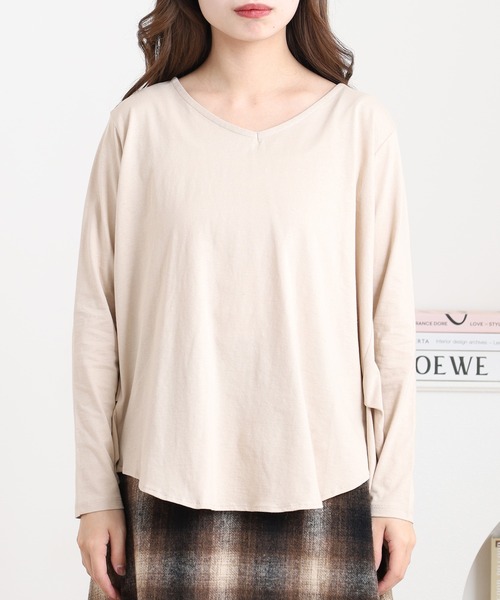 atONE(アットワン)の「atONE 脇タックVネック長袖カットソー(Tシャツ/カットソー・レディース・ブラック/カーキ/オフホワイト/ライトベージュ・M-L/4L~5L/LL~3L)」の11枚目の写真