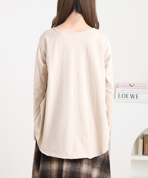 atONE(アットワン)の「atONE 脇タックVネック長袖カットソー(Tシャツ/カットソー・レディース・ブラック/カーキ/オフホワイト/ライトベージュ・M-L/4L~5L/LL~3L)」の9枚目の写真