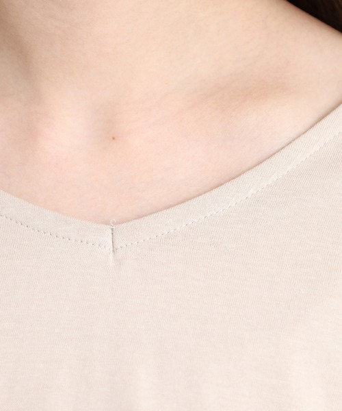 atONE(アットワン)の「atONE 脇タックVネック長袖カットソー(Tシャツ/カットソー・レディース・ブラック/カーキ/オフホワイト/ライトベージュ・M-L/4L~5L/LL~3L)」の8枚目の写真