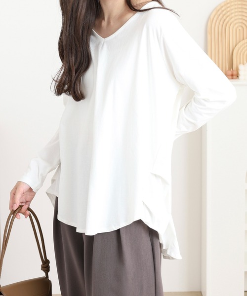 atONE(アットワン)の「atONE 脇タックVネック長袖カットソー(Tシャツ/カットソー・レディース・ブラック/カーキ/オフホワイト/ライトベージュ・M-L/4L~5L/LL~3L)」の17枚目の写真