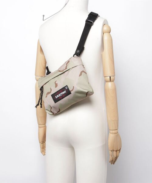 EASTPAK（イーストパック ）の「EASTPAK×UNDERCOVER(イーストパック×アンダーカバー) UNDERCOVER CROSSBODY UC Beige Camo（ショルダーバッグ・メンズ・ベージュ・F）」の3枚目の写真