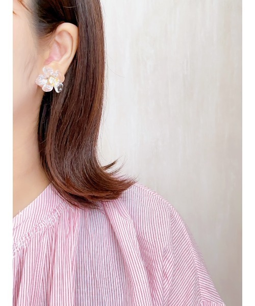 tone（トーン）の「【aaa.sgallery】ビジュー入り＊クリアフラワーピアス(MA)（ピアス（両耳用）・レディース・クリア・FREE）」の4枚目の写真