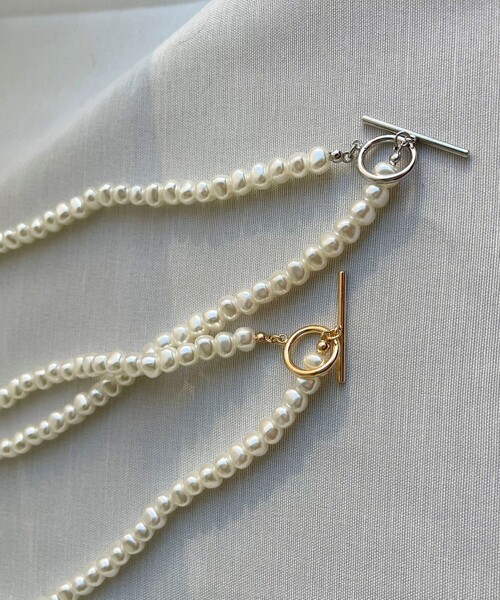 fredy emue（フレディエミュ）の「マンテル樹脂パールネックレス（ネックレス・レディース・シルバー/ゴールド・FREE）」の2枚目の写真
