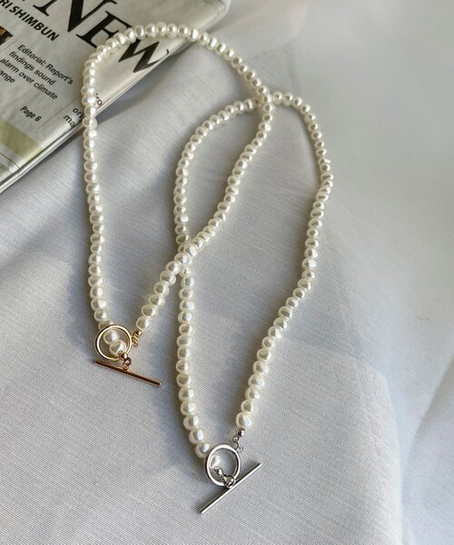 fredy emue（フレディエミュ）の「マンテル樹脂パールネックレス（ネックレス・レディース・シルバー/ゴールド・FREE）」の3枚目の写真