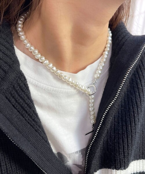fredy emue（フレディエミュ）の「マンテル樹脂パールネックレス（ネックレス・レディース・シルバー/ゴールド・FREE）」の4枚目の写真