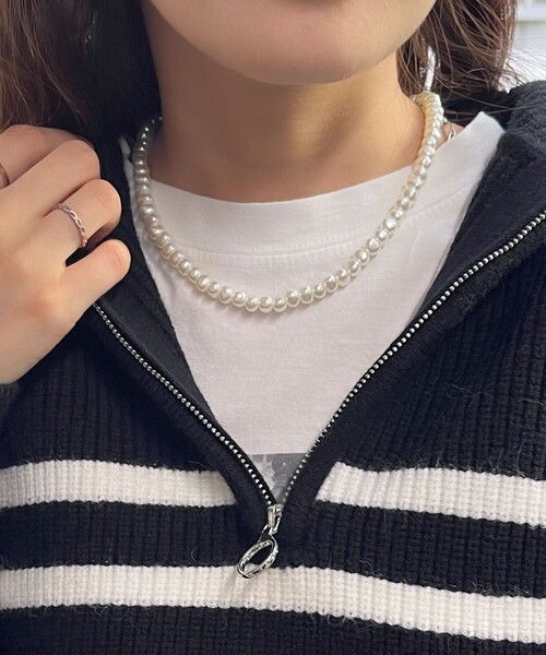 fredy emue（フレディエミュ）の「マンテル樹脂パールネックレス（ネックレス・レディース・シルバー/ゴールド・FREE）」の6枚目の写真