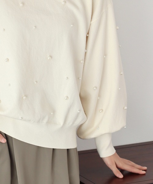 BLUEEAST(ブルーイースト)の「パール付きボリューム袖もちもちニット(ニット/セーター・レディース・グレー/ピンク/ブラック/アイボリー・MEDIUM)」の7枚目の写真
