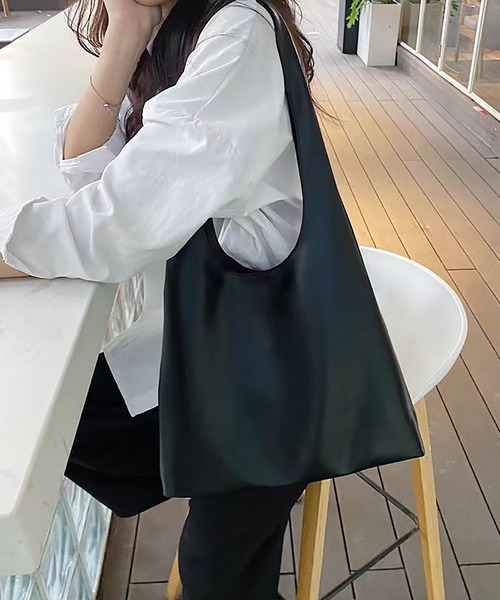 ABBEY MARKET(アビーマーケット)の「フェイクレザー PU ショルダーバッグ(ショルダーバッグ・レディース・キャメル/ブラック・FREE)」の6枚目の写真