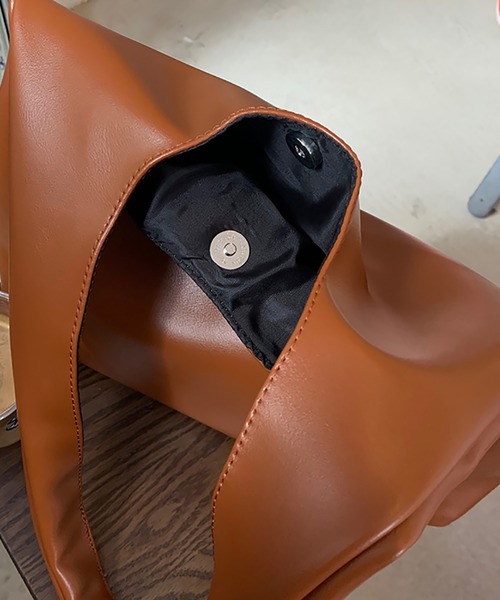 ABBEY MARKET(アビーマーケット)の「フェイクレザー PU ショルダーバッグ(ショルダーバッグ・レディース・キャメル/ブラック・FREE)」の9枚目の写真