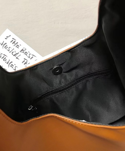 ABBEY MARKET(アビーマーケット)の「フェイクレザー PU ショルダーバッグ(ショルダーバッグ・レディース・キャメル/ブラック・FREE)」の11枚目の写真