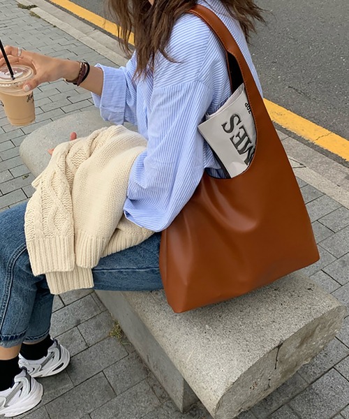 ABBEY MARKET(アビーマーケット)の「フェイクレザー PU ショルダーバッグ(ショルダーバッグ・レディース・キャメル/ブラック・FREE)」の4枚目の写真