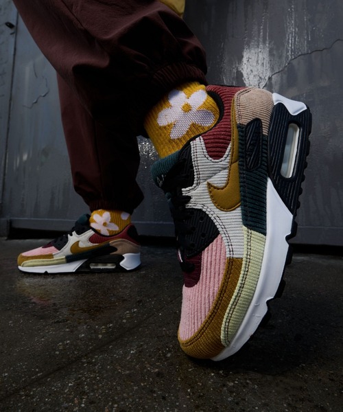 NIKE（ナイキ）の「ナイキ エア マックス 90 ウィメンズシューズ / Nike Air Max 90 Women's Shoes＜22-29cm 展開＞（スニーカー・レディース・ブラック・29/25/26/25.5/24.5/27/26.5/22/22.5/23.5/28/23/27.5/24/28.5）」の15枚目の写真