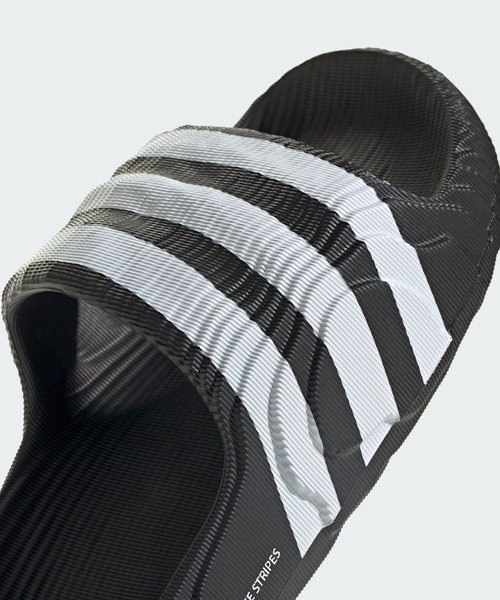 adidas(アディダス)の「アディレッタ 22 サンダル / Adilette 22 Slides / アディダスオリジナルス adidas Originals(サンダル・メンズ・ホワイト×ブラック/ブラック×ホワイト/ベージュ/ベージュ系その他・25.5cm/26.5cm/27.5cm/28.5cm/23.5cm/24.5cm/22.5cm)」の15枚目の写真